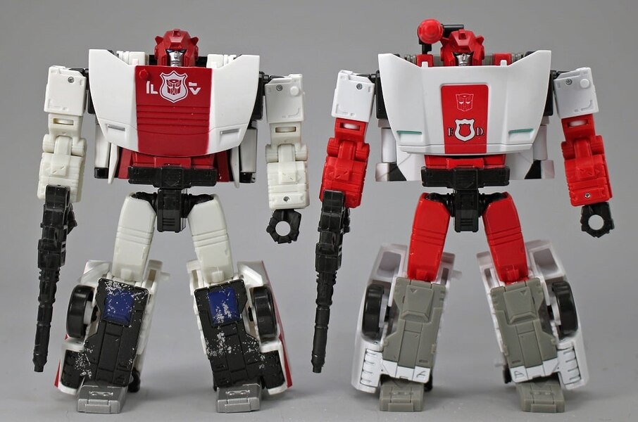 War For Cybertron Siege Vs Kingdom Red Alert Compared Images  (1 of 5)